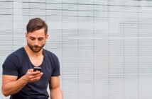 Mann mit Smartphone auf Twitter. (Foto: AdobeStock_67590756 Jürgen Fälchle)